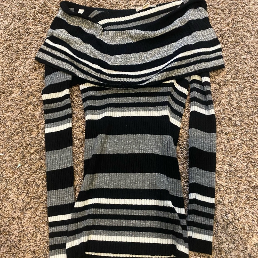 Droopy neck long sleeve